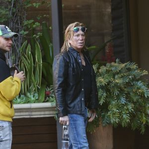 Mickey Rourke est allé déjeuner avec le chanteur de country, Kris Kristofferson au Four Seasons à Beverly Hills le 26 janvier 2023.