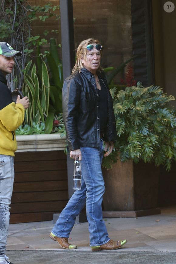 Mickey Rourke est allé déjeuner avec le chanteur de country, Kris Kristofferson au Four Seasons à Beverly Hills le 26 janvier 2023.