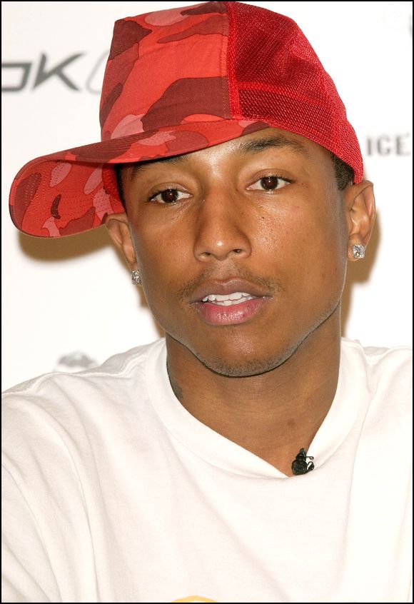 Depuis 2023, il est directeur artistique des collections homme de Louis Vuitton, succédant à Virgil Abloh, confirmant son rôle majeur dans l’univers de la mode.

"PHARRELL WILLIAMS" LANCEMENT D' UNE NOUVELLE LIGNE DE CHAUSSURES "REEBOK" A LONDRES

GOFF  / BESTIMAGE