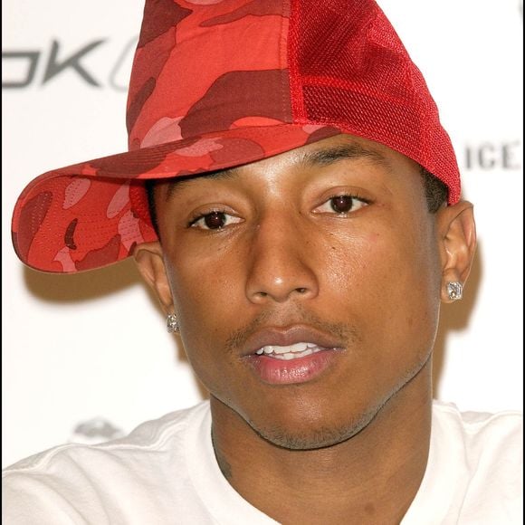 Depuis 2023, il est directeur artistique des collections homme de Louis Vuitton, succédant à Virgil Abloh, confirmant son rôle majeur dans l’univers de la mode.

"PHARRELL WILLIAMS" LANCEMENT D' UNE NOUVELLE LIGNE DE CHAUSSURES "REEBOK" A LONDRES

GOFF  / BESTIMAGE