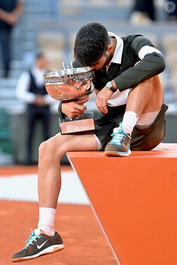 Carlos Alcaraz tient le trophée de la Coupe des Mousquetaires après sa victoire sur Jannik Sinner d'Italie dans le match de la finale du simple masculin lors de la quinzième journée des Internationaux de France 2025 à Roland Garros le 08 juin 2025 à Paris, France. Photo par Franck Castel/ABACAPRESS.COM