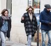 Vanessa Paradis, une cigarette à la main, et sa soeur Alysson à Paris tandis que Lily-Rose Depp rentre chez elle le 23 mars 2016.