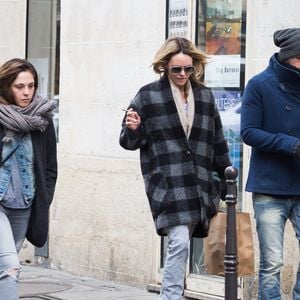 Vanessa Paradis, une cigarette à la main, et sa soeur Alysson à Paris tandis que Lily-Rose Depp rentre chez elle le 23 mars 2016.