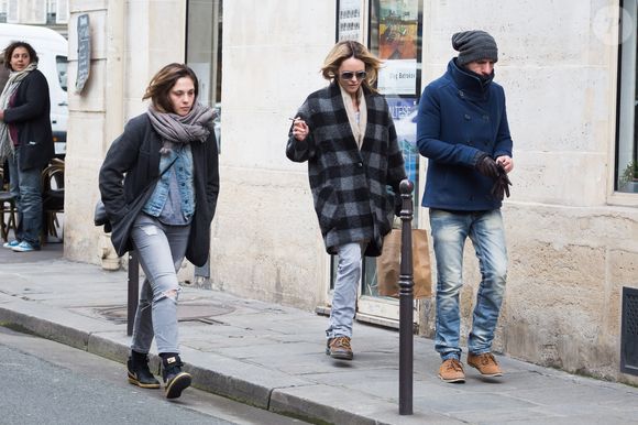 Vanessa Paradis, une cigarette à la main, et sa soeur Alysson à Paris tandis que Lily-Rose Depp rentre chez elle le 23 mars 2016.