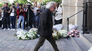 Ce chanteur populaire des années 80 réapparaît lors d'un événement solennel : il coupe court à toutes les spéculations !