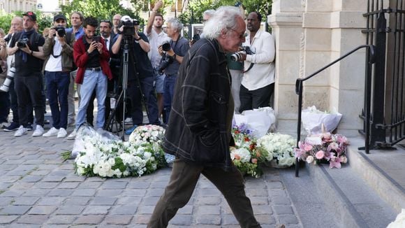 Ce chanteur populaire des années 80 réapparaît lors d'un événement solennel : il coupe court à toutes les spéculations !