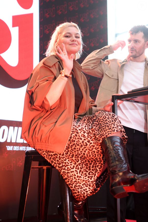 La chanteuse Louane Emera, invitée de la radio NRJ, au centre commercial Aushopping à Bordeaux-Lac. Le 6 mars 2024. © Jean-Marc Lhomer / Bestimage