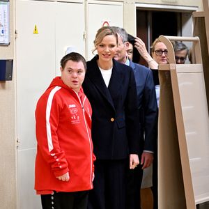 La princesse Charlene de Monaco a rendu hommage à la présidente et fondatrice de Special Olympics Monaco en baptisant un gymnase scolaire du Stade Louis II de son nom, Mireille Calmes, en présence de son fils Jean François Calmes et son petit fils Anton, le 18 octobre 2025. © Bruno Bebert/Bestimage