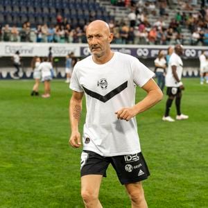 Et force est de constater qu'à 18 ans seulement, le jeune Aldo Barthez n'a pas froid aux yeux !

Fabien Barthez lors du match de football caritatif du Variétés Club de France contre les légendes des Avirons Bayonnais au profit des associations "Pièces Jaunes" et "Centre Hospitalier de la Côte Basque à Bayonne le 19 octobre 2022. 

© Pierre Perusseau/Bestimage