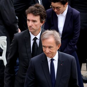 Bernard Arnault et Antoine Arnault lors de l'hommage national du général d'armée Jean-Louis Georgelin sur l'esplanade des Invalides à Paris, France, le 25 août 2023. © Dominique Jacovides/Bestimage