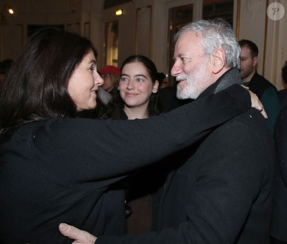 La soirée a aussi réuni d’autres personnalités, dont Claude Lelouch, Valérie Perrin, Antoine Duléry, Stéphane Guillon et Dominique Besnehard, pour le cocktail après la représentation.

Cristiana Reali et Francis Huster avec, au milieu, leur fille Elisa- Cocktail au Théâtre du Gymnase à la suite de la Première soirée de la Pièce " En thérapie ". Paris, France, le 17 Janvier 2026.

© Bertrand Rindoff / Bestimage