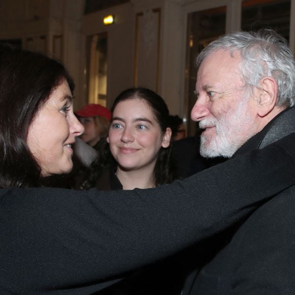 La soirée a aussi réuni d’autres personnalités, dont Claude Lelouch, Valérie Perrin, Antoine Duléry, Stéphane Guillon et Dominique Besnehard, pour le cocktail après la représentation.

Cristiana Reali et Francis Huster avec, au milieu, leur fille Elisa- Cocktail au Théâtre du Gymnase à la suite de la Première soirée de la Pièce " En thérapie ". Paris, France, le 17 Janvier 2026.

© Bertrand Rindoff / Bestimage