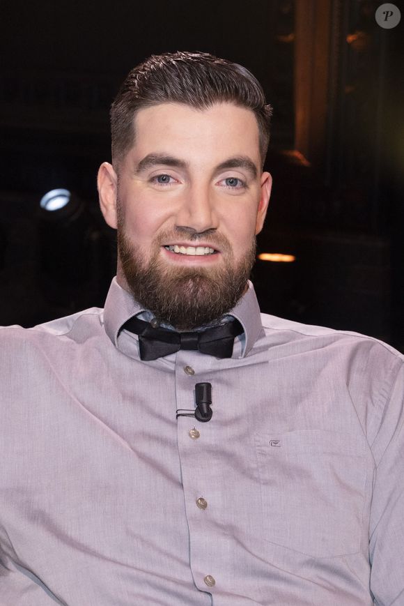 Grand (ou plutôt géant) gaillard de 2 mètres 22, c'est Vincent Pourchot, un basketteur professionnel qui va incarner l'effrayant Passe NullePart à côté de ses nouveaux amis La Boule, Félindra, Passe-Partout et Passe-Muraille.

Exclusif - Vincent Pourchot - Sur le plateau de l'émission OEED (On Est En Direct) présentée par L.Salamé et L.Ruquier - Paris le 23/04/2022 - © Jack Tribeca / Bestimage No web pour Belgique et Suisse