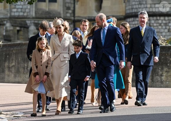 Le prince William, prince de Galles, et Catherine (Kate) Middleton, princesse de Galles, avec leurs enfants, le prince George de Galles, la princesse Charlotte de Galles, et le prince Louis de Galles - Les membres de la famille royale britannique assistent à l'office de Pâques à la chapelle Saint-Georges du château de Windsor, Royaume Uni, le 5 avril 2026. © Zak Hussein/Backgrid/Bestimage
