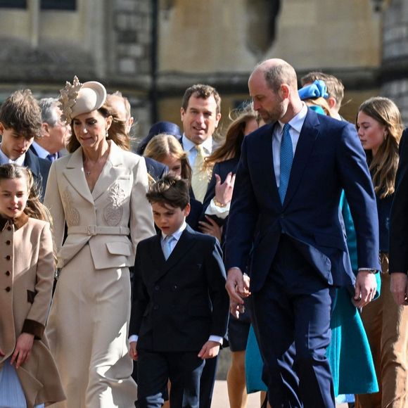 Le prince William, prince de Galles, et Catherine (Kate) Middleton, princesse de Galles, avec leurs enfants, le prince George de Galles, la princesse Charlotte de Galles, et le prince Louis de Galles - Les membres de la famille royale britannique assistent à l'office de Pâques à la chapelle Saint-Georges du château de Windsor, Royaume Uni, le 5 avril 2026. © Zak Hussein/Backgrid/Bestimage