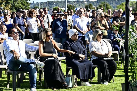 Les proches de lafamille Narjissi lors de l'inauguration d'un Stade à la mémoire de Medhi Narjissi, disparu il y un an en Afrique du Sud, à Agen, France, le 24 août 2025. © Thierry Breton/Psnewz/Bestimage