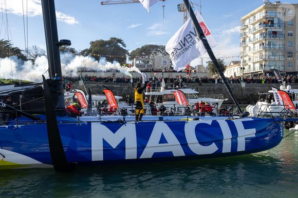 Le skipper de Macif Charlie Dalin remporte la dixième édition du tour du monde en solitaire Vendée Globe en pulvérisant le record de l’épreuve en 64 jours, 19 heures 22 minutes et 49 secondes aux Sables-d'Olonne, France, le 14 janvier 2025. © Alexis Courcoux/Psnewz/Bestimage