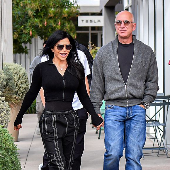 Le fondateur et milliardaire d'Amazon de 58 ans, Jeff Bezos et sa compagne Lauren Sanchez se promènent main dans la main à Los Angeles, Californie, Etats-Unis, le 11 janvier 2023.

The ImageDirect / Bestimage
