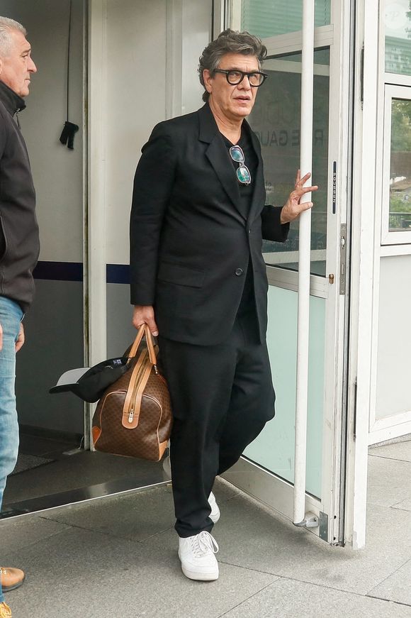 Marc Lavoine à la sortie de l'enregistrement de l'émission Vivement dimanche aux Studios Rive Gauche à Paris, diffusée le 11 mai 2025 sur France 3, le 5 mai 2025. © Christophe Clovis/Bestimage