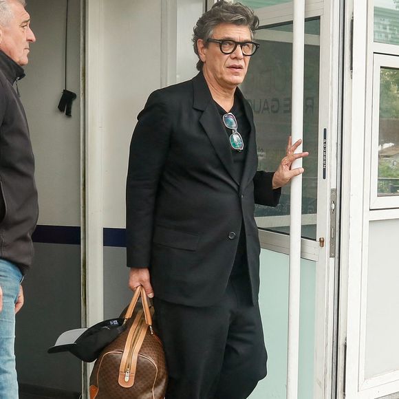 Marc Lavoine à la sortie de l'enregistrement de l'émission Vivement dimanche aux Studios Rive Gauche à Paris, diffusée le 11 mai 2025 sur France 3, le 5 mai 2025. © Christophe Clovis/Bestimage