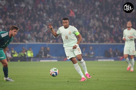 "Pour ceux qui disputent leur première Coupe du monde, ils vont avoir un petit badge spécial."

Kylian MBAPPÉ (France) - Les Bleus ont remporté leur dernier match de préparation contre l'Irlande du Nord (3-1) à Lille, grâce à un triplé de M. Olise le 8 juin 2026. © Laurent Sanson/PsnewZ/Bestimage