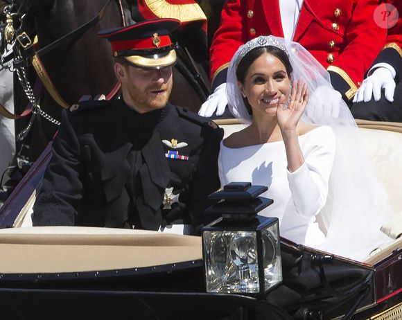 Le prince Harry, duc de Sussex, et Meghan Markle, duchesse de Sussex, en calèche au château de Windsor après la cérémonie de leur mariage au château de Windsor, Royaume Uni, le 19 mai 2018.
©Agence / Bestimage