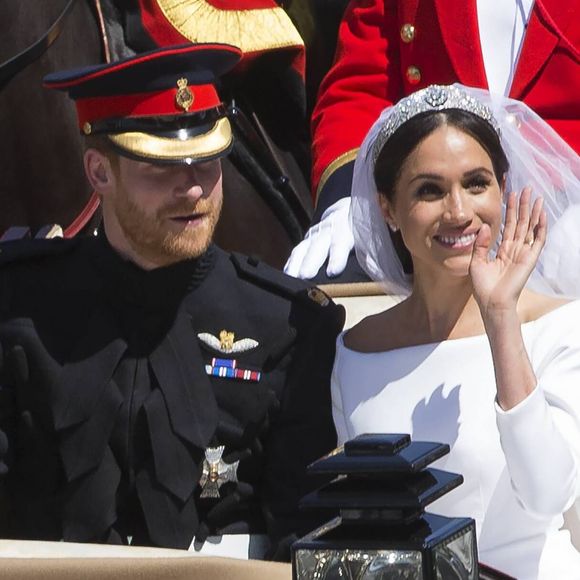 Le prince Harry, duc de Sussex, et Meghan Markle, duchesse de Sussex, en calèche au château de Windsor après la cérémonie de leur mariage au château de Windsor, Royaume Uni, le 19 mai 2018.
©Agence / Bestimage