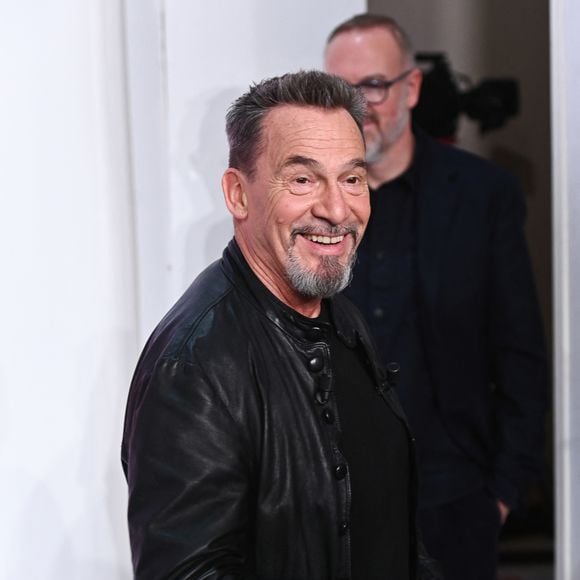 génération comme Olivia Ruiz ou Julien Doré, il est très poli. Il est venu me saluer gentiment. Il est sympa, il connaît son sujet, il cartonne. Il a sa place dans le fauteuil." 

Exclusif - Florent Pagny - Enregistrement de l'émission Vivement dimanche au studio Gabriel à Paris, le 10 novembre 2023, présentée par M.Drucker et diffusée le 26 novembre 2023 sur France 3.
© Guillaume Gaffiot / Bestimage