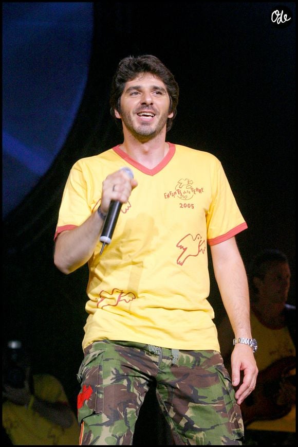 Patrick Fiori lors du tennis concert au profit de l'association 'Les enfants de la terre' en mai 2005.
Crédit : Guillaume Gaffiot/Bestimage