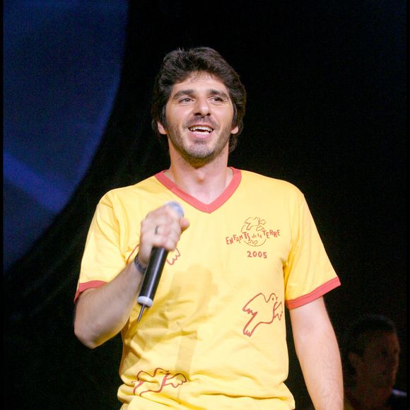 Patrick Fiori lors du tennis concert au profit de l'association 'Les enfants de la terre' en mai 2005.
Crédit : Guillaume Gaffiot/Bestimage