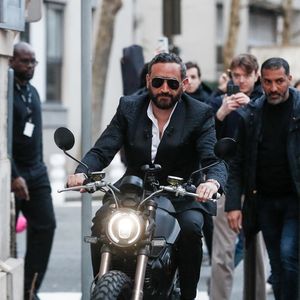 Exclusif - Cyril Hanouna arrive en moto électrique pour la dernière émission "Touche pas à mon poste" (TPMP) diffusée en direct sur C8 avant la fermeture de la chaine le 28 février, à Paris, France, le 27 février 2025. © Christophe Clovis/Bestimage
