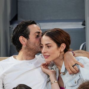 "Point de départ : les fêtes doivent être prévues à l'avance", rappelle-t-elle. Et de regretter : "Et ça, ça coupe la magie."

Camille Combal et sa femme Marie en tribunes lors des Internationaux de France de tennis de Roland Garros 2023, à Paris, France, le 6 juin 2023. © Jacovides-Moreau/Bestimage