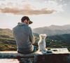 Parler à son animal peut aider certaines personnes à exprimer leurs émotions et à créer des rituels affectifs.

Photo prise par Xan Griffin / Unsplash