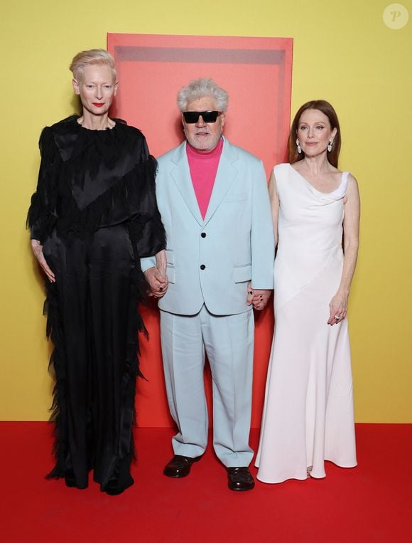 Pedro Almodovar a appris la nouvelle alors qu'il était à Paris et présentait son dernier film "La chambre d'à côté". Il a rendu hommage à Marisa Paredes sur Instagram.

Tilda Swinton, Pedro Almodovar et Julianne Moore à la première du film "La chambre d'à côté" au cinéma Pathé Palace. Paris, 16 décembre 2024.
© Denis Guignebourg/Bestimage