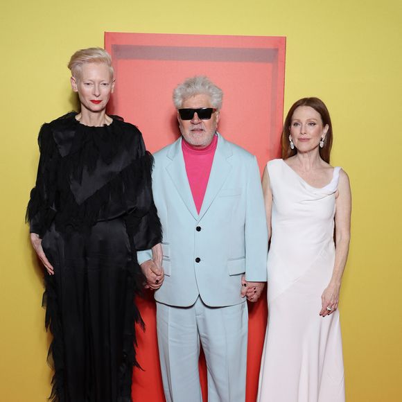Pedro Almodovar a appris la nouvelle alors qu'il était à Paris et présentait son dernier film "La chambre d'à côté". Il a rendu hommage à Marisa Paredes sur Instagram.

Tilda Swinton, Pedro Almodovar et Julianne Moore à la première du film "La chambre d'à côté" au cinéma Pathé Palace. Paris, 16 décembre 2024.
© Denis Guignebourg/Bestimage