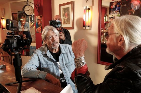 Lors du tournage du clip de Gilles Dreu, Le comptoir des Amis, au Petit Café de Montmartre, le 2 septembre 2020.