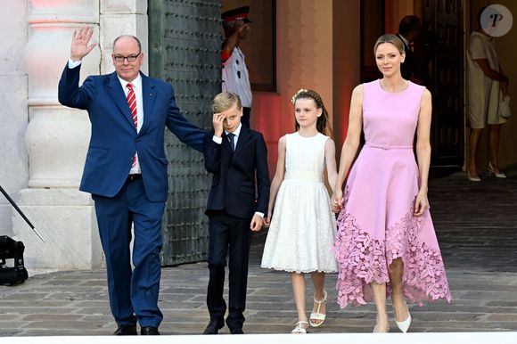 Elle s'est démarquée par son audace et son élégance

Le prince Albert II de Monaco, la princesse Charlene et leurs enfants, le prince héréditaire Jacques et la princesse Gabriella - Célébration des 20 ans de règne du prince souverain Albert II de Monaco sur la place du Palais à Monaco, le 19 juillet 2025. © Bruno Bebert/Bestimage