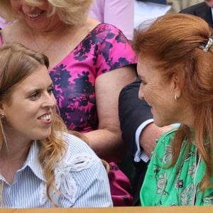 Sarah Ferguson, duchesse d'York, et la princesse Beatrice dans la loge royale lors de la première journée du tournoi de Wimbledon à Londres, le 30 juin 2025. © Stephen Lock / i-Images/ABACAPRESS.COM