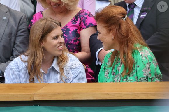 Sarah Ferguson, duchesse d'York, et la princesse Beatrice dans la loge royale lors de la première journée du tournoi de Wimbledon à Londres, le 30 juin 2025. © Stephen Lock / i-Images/ABACAPRESS.COM