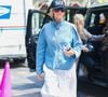 Ce modèle plat et souple offre le même confort tout en apportant une élégance immédiate.

New York, NY Charlize Theron est décontractée mais chic sans effort, vêtue d'une veste en jean, d'une casquette "Six", d'un pantalon blanc et de baskets. Elle a été aperçue à New York après une journée bien remplie consacrée à la promotion de la marque Apex.