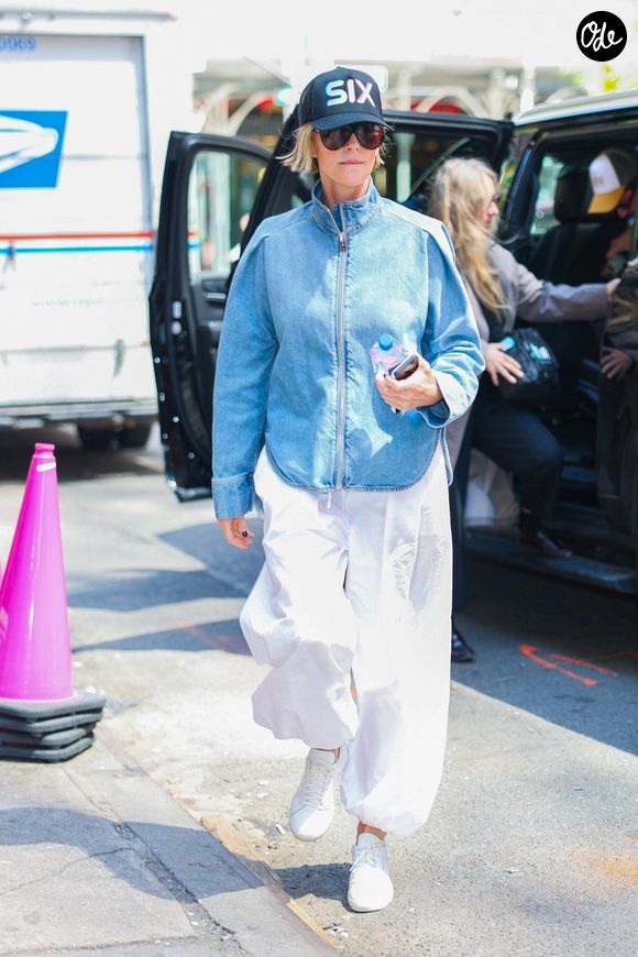Ce modèle plat et souple offre le même confort tout en apportant une élégance immédiate.

New York, NY Charlize Theron est décontractée mais chic sans effort, vêtue d'une veste en jean, d'une casquette "Six", d'un pantalon blanc et de baskets. Elle a été aperçue à New York après une journée bien remplie consacrée à la promotion de la marque Apex.