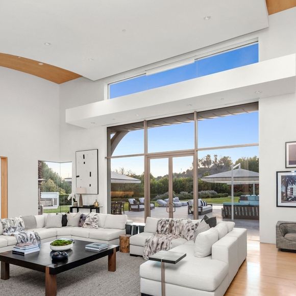 Exclusif - La nouvelle villa de Kanye West à Beverly Hills. Kanye a finalisé l'achat hors marché pour 35 millions de dollars. La propriété de style méditerranéen comprend environ 1900 m2 d'espace habitable, des jardins privés et des vues panoramiques sur la ville. Los Angeles, le 15 décembre 2024.