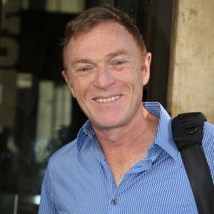 Exclusif - Christophe Hondelatte arrive à la station Europe 1 pour son émission "Hondelatte raconte" à Paris le 24 août 2016. Agence / Bestimage