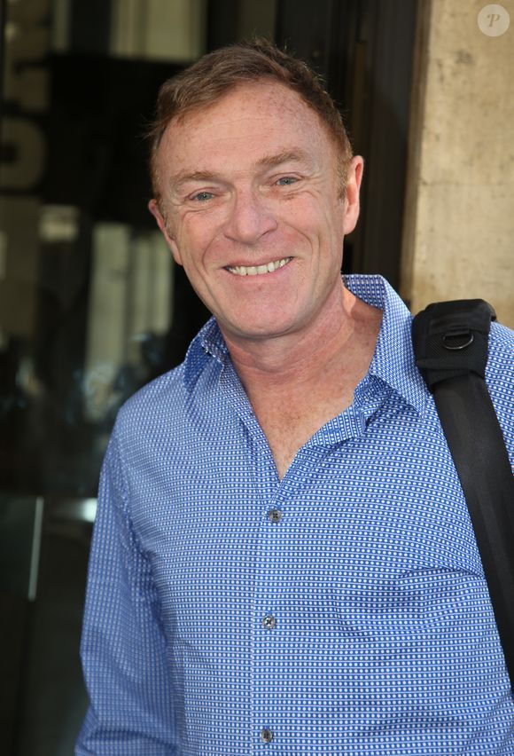Exclusif - Christophe Hondelatte arrive à la station Europe 1 pour son émission "Hondelatte raconte" à Paris le 24 août 2016. Agence / Bestimage