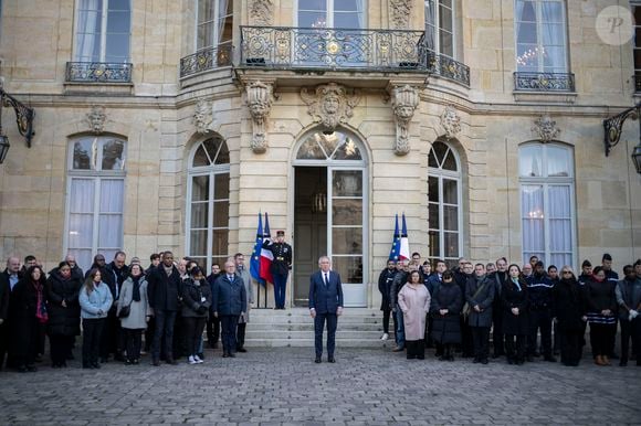 Le Premier ministre François Bayrou a respecté cette minute de silence à Matignon

Le Premier ministre François Bayrou participe à Matignon à une minute de silence en hommage aux victimes du cyclone Chido à Mayotte le 23 décembre 2024.

© Eliot Blondet / Pool / Bestimage