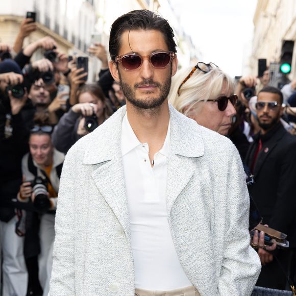 Pierre Niney au défilé Lacoste Prêt à porter Printemps / Eté 2025 lors de la Fashion Week à Paris le 1er octobre 2024. © Jeremy Melloul / Bestimage