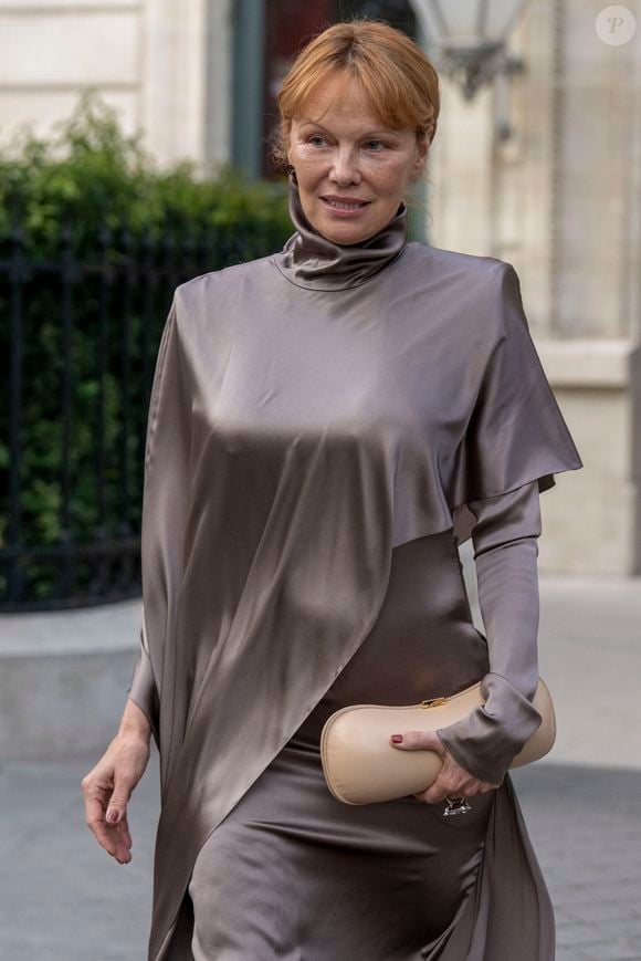 Pamela Anderson sort de l'hôtel La Reserve lors de la Fashion Week de Paris (PFW), à Paris, France, le 2 octobre 2025. © RAW-TGB/GoffPhotos/Bestimage
