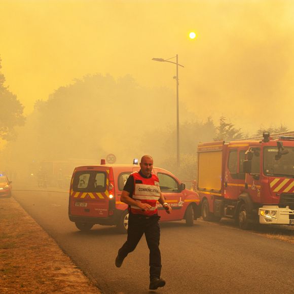 Et que ses proches ont dû être évacués pour sauver leur vie : "Je suis au Sénégal à la fois pour des vacances et des raisons professionnelles mais ma famille, mon fils aîné, mon petit-fils de 9 mois et ma chienne s’y trouvaient"

Feu de forêt en Gironde, les sapeurs pompiers sur tous les fronts - Incendie en Gironde : 220 000 personnes évacuées depuis mercredi, 42 000 hectares ravagés.Le 23 juillet 2026 MPP / Bestimage