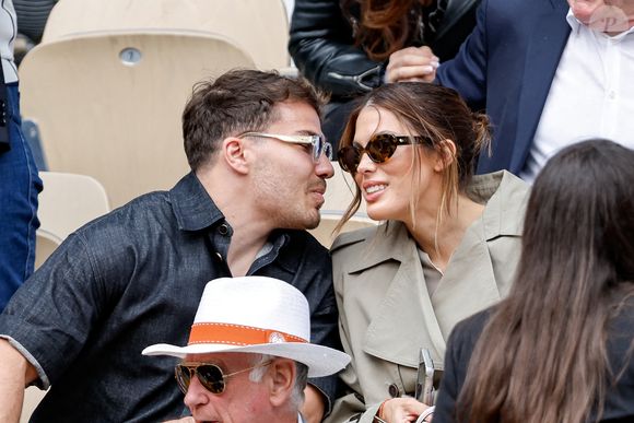 Antoine Dupont et sa compagne Iris Mittenaere en tribunes lors de la finale messieurs des Internationaux de France de Tennis de Roland Garros 2025 (jour 15), à Paris, France, le 8 juin 2025. © Cyril Moreau/Bestimage