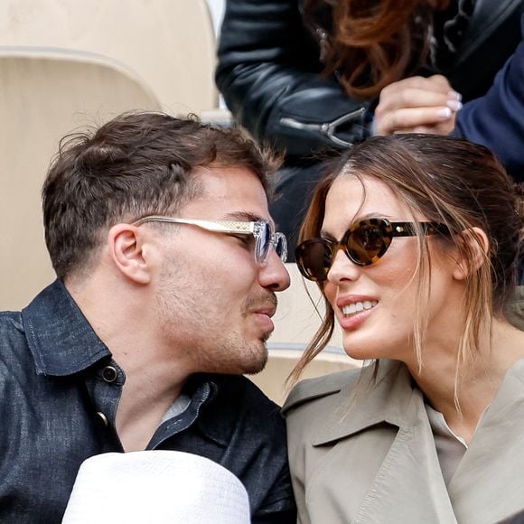 Antoine Dupont et sa compagne Iris Mittenaere en tribunes lors de la finale messieurs des Internationaux de France de Tennis de Roland Garros 2025 (jour 15), à Paris, France, le 8 juin 2025. © Cyril Moreau/Bestimage